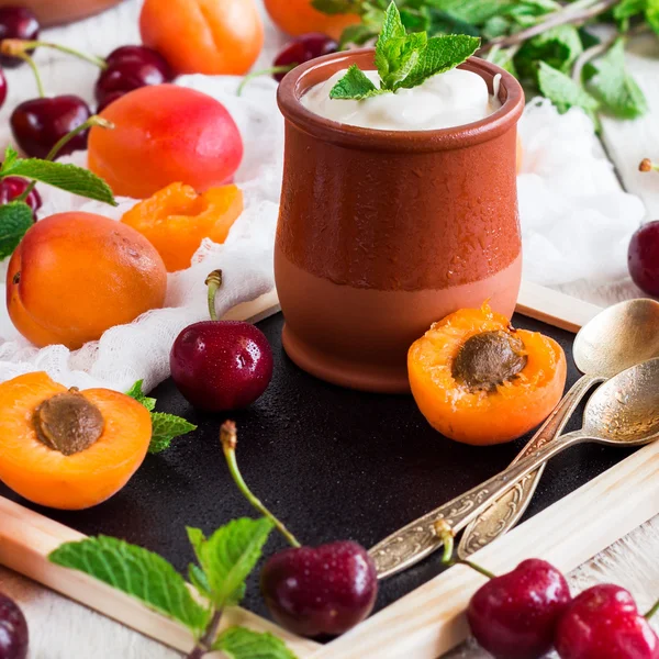 Frischer Joghurt mit reifen Bio-Aprikosen und Kirschen — Stockfoto