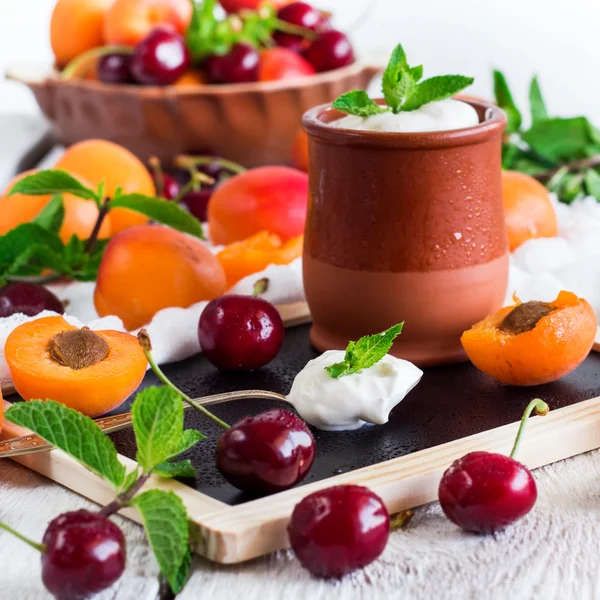 Frischer Joghurt mit reifen Bio-Aprikosen und Kirschen — Stockfoto
