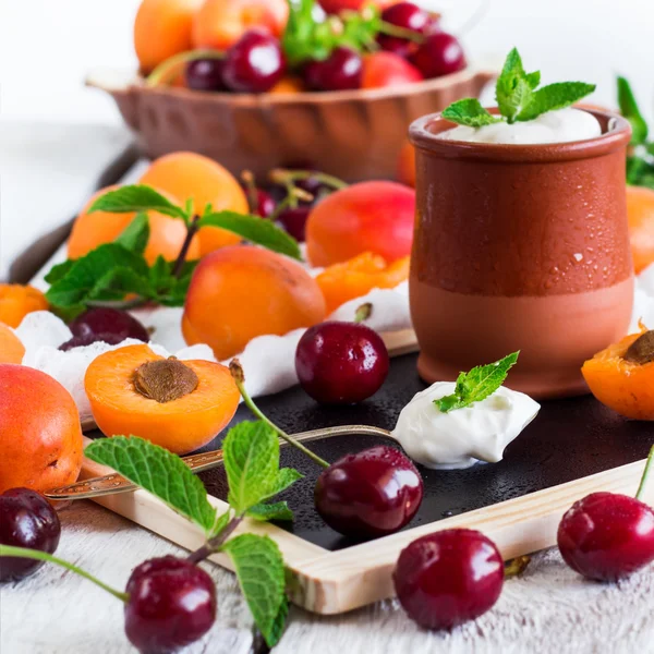 Frischer Joghurt mit reifen Bio-Aprikosen und Kirschen — Stockfoto