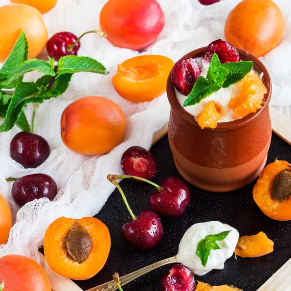 Färsk jogurt med organiska mogna aprikoser och körsbär — Stockfoto