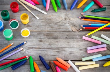 Okul malzemeleri, boya kalemleri, kalemler, tebeşirler