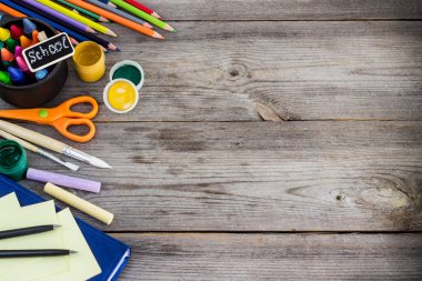 Okul malzemeleri, boya kalemleri, kalemler, tebeşirler