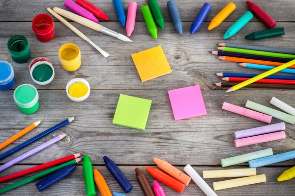 Material escolar, lápices de colores, plumas, tiza — Foto de Stock