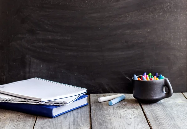 Lege school schoolbord en houten tafel — Stockfoto