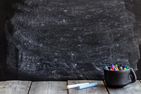 Lege school schoolbord en houten tafel — Stockfoto