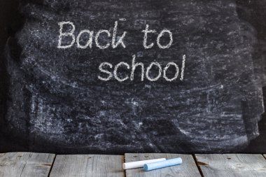 Okul tebeşir tahtası ve ahşap masa