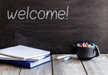 Okul tebeşir tahtası ve ahşap masa