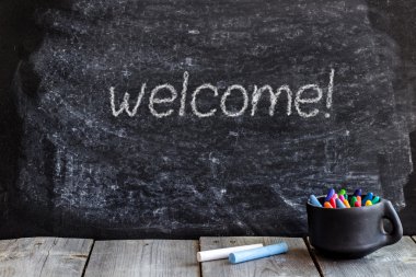 Okul tebeşir tahtası ve ahşap masa