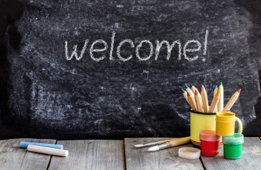 Okul tebeşir tahtası ve ahşap masa