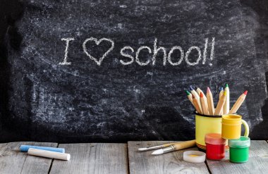 Okul tebeşir tahtası ve ahşap masa