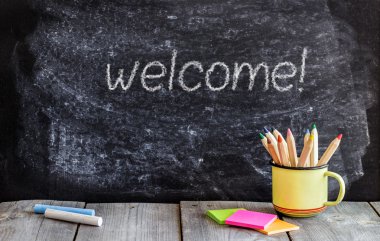 Okul tebeşir tahtası ve ahşap masa