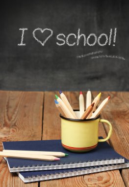 Ahşap masa üzerinde bir kupa içinde Kalemler