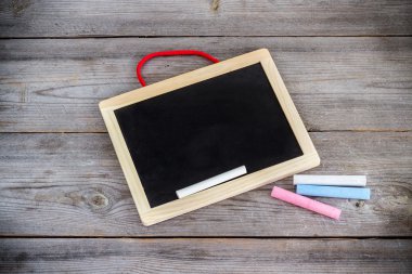 Okul tebeşir tahtası ve ahşap masa