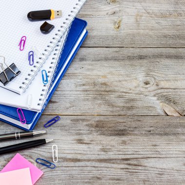 Defter üzerinde ahşap masa yığını