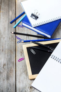 Ahşap masa, ofis ve okul malzemeleri