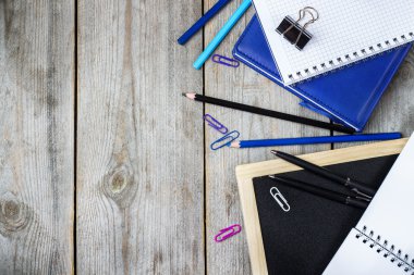 Ahşap masa, ofis ve okul malzemeleri