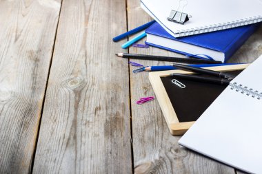 Ahşap masa, ofis ve okul malzemeleri