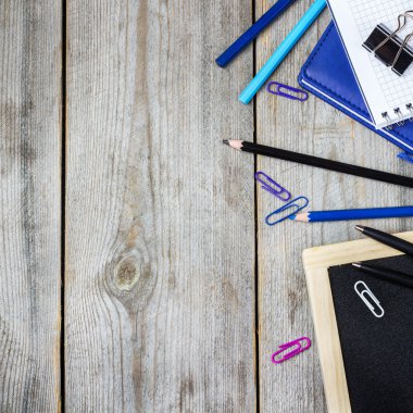 Ahşap masa, ofis ve okul malzemeleri