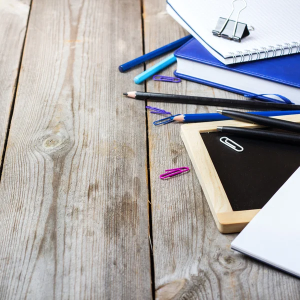 Assortiment van office en de school levert op houten tafel — Stockfoto