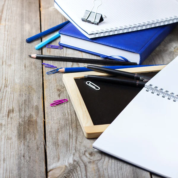 Sortimento de material de escritório e escola em mesa de madeira — Fotografia de Stock