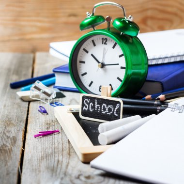 Ahşap masa, ofis ve okul malzemeleri