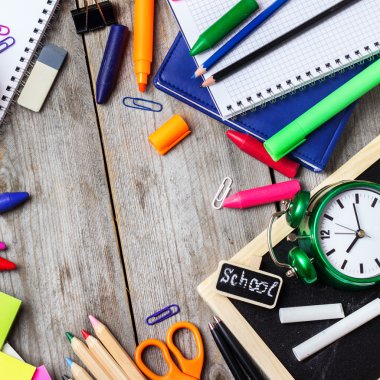 Ahşap masa, ofis ve okul malzemeleri