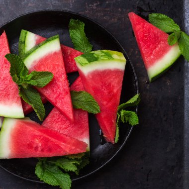 Karpuz dilimleri bir grunge tablo