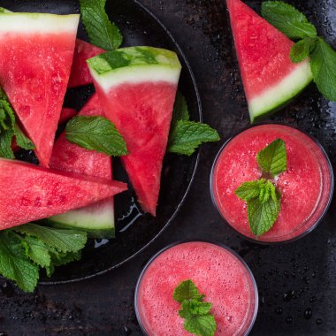 Karpuz dilimleri ve içecek bir grunge tablo