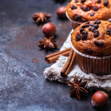 Kahvaltıda ev yapımı Çikolatalı kekler