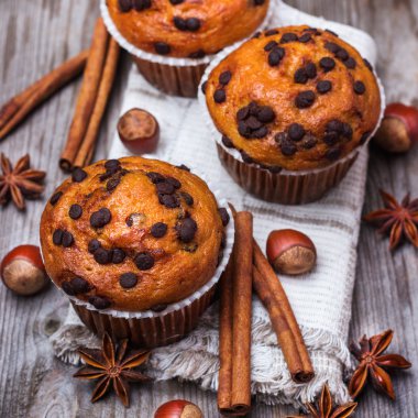 Kahvaltıda ev yapımı Çikolatalı kekler