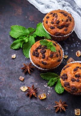 Kahvaltıda ev yapımı Çikolatalı kekler