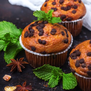 Kahvaltıda ev yapımı Çikolatalı kekler