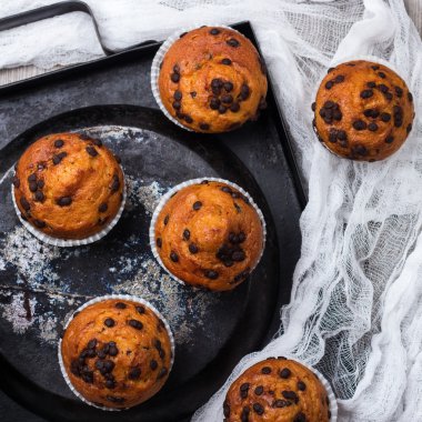 Kahvaltıda ev yapımı Çikolatalı kekler