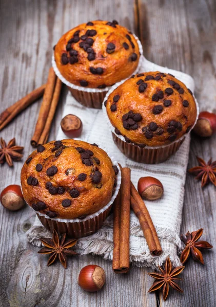 Muffin con gocce di cioccolato fatti in casa per colazione — Foto Stock