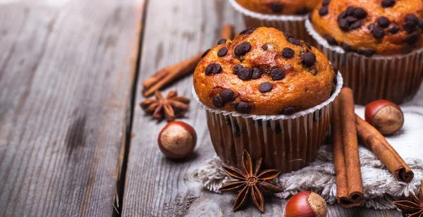 Muffin con gocce di cioccolato fatti in casa per colazione — Foto Stock