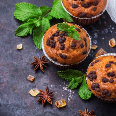 Kahvaltıda ev yapımı Çikolatalı kekler