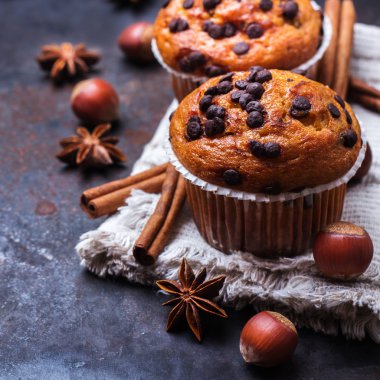 Kahvaltıda ev yapımı Çikolatalı kekler