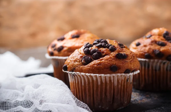 Muffins maison aux pépites de chocolat pour le petit déjeuner — Photo