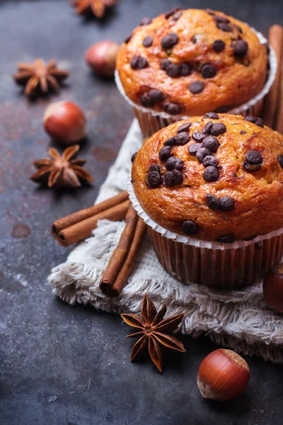 Hemgjord choklad chip muffins till frukost — Stockfoto