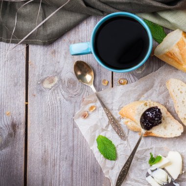 Tereyağı ve reçel kahvaltı ile Fransız baget