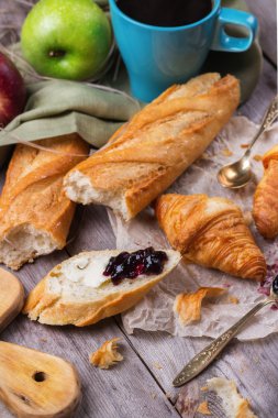 Tereyağı ve reçel kahvaltı ile Fransız baget