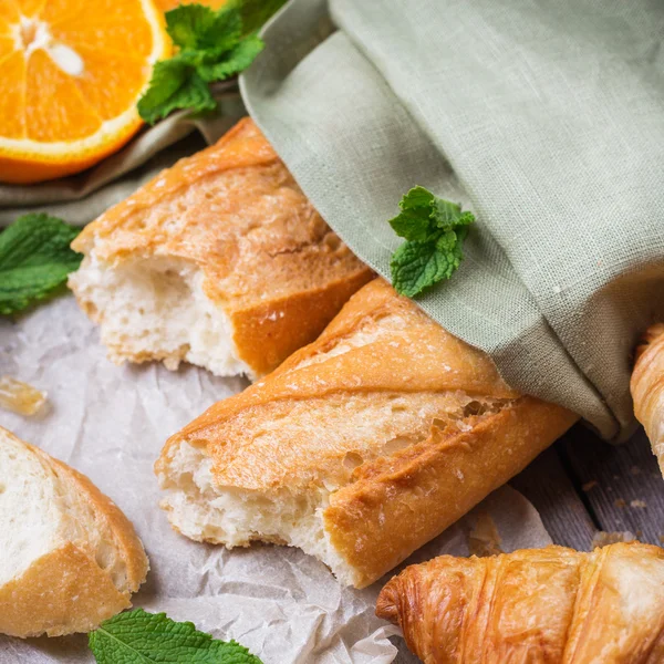 Baguette française et croissant pour le petit déjeuner — Photo