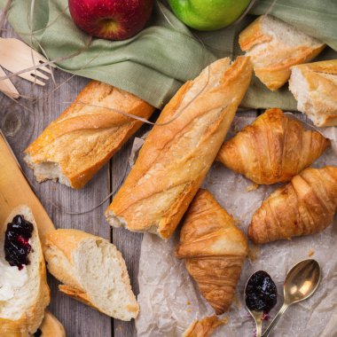 Tereyağı ve reçel kahvaltı ile Fransız baget