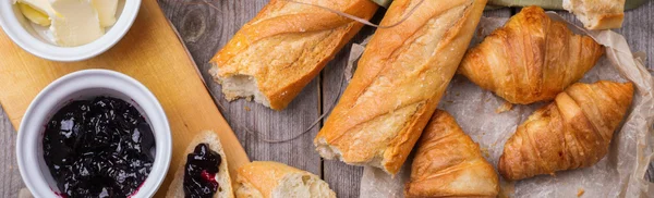 Baguete francesa com manteiga e geléia para o café da manhã — Fotografia de Stock