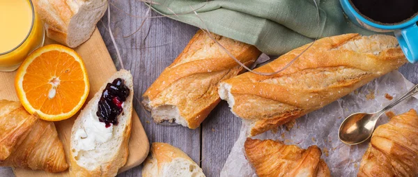 Baguette française au beurre et confiture pour le petit déjeuner — Photo