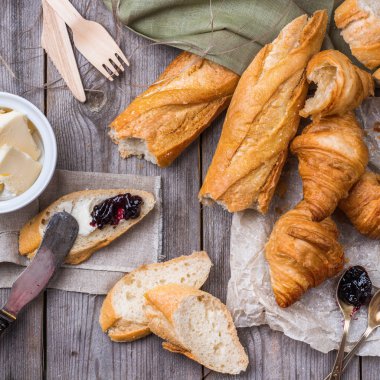 Tereyağı ve reçel kahvaltı ile Fransız baget