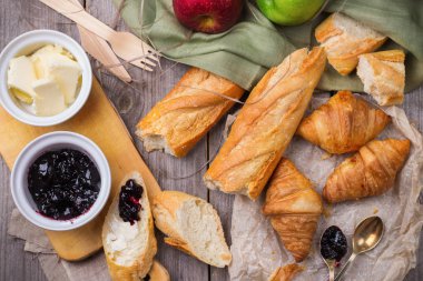 Tereyağı ve reçel kahvaltı ile Fransız baget