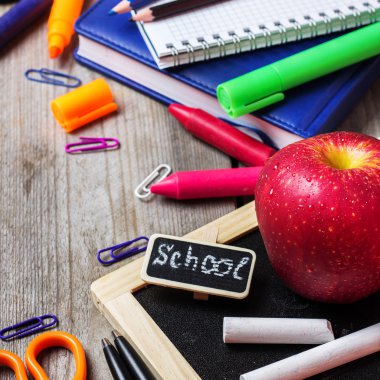 Ahşap masa, ofis ve okul malzemeleri