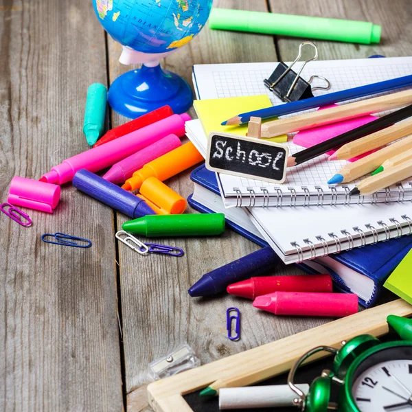 Sortiment av kontor och skola varor på träbord — Stockfoto