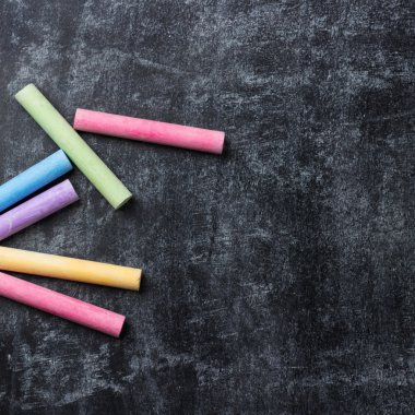 Okul tebeşir eski siyah kara tahta parçaları